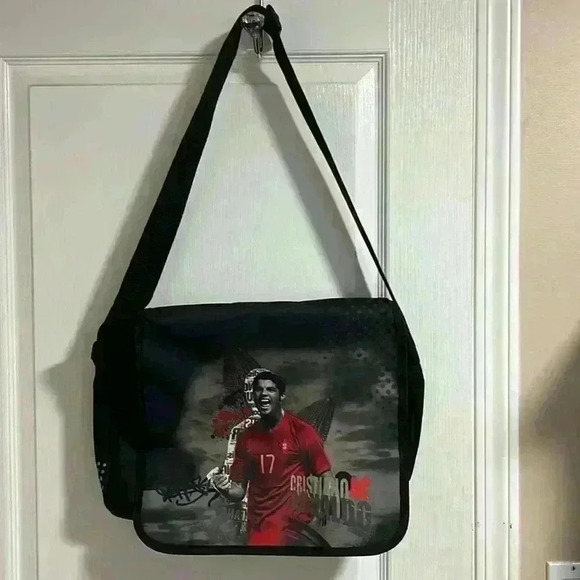 IDEAL SCHOOL BAG with Picture of  the Iconic Football Legend Cristiano Ronaldo - Picture 1 of 10